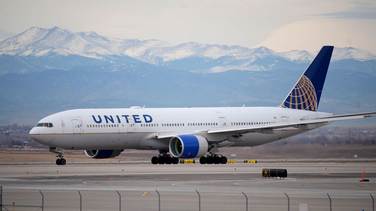 Feds investigating United Airlines plane dive near ocean off Hawaii