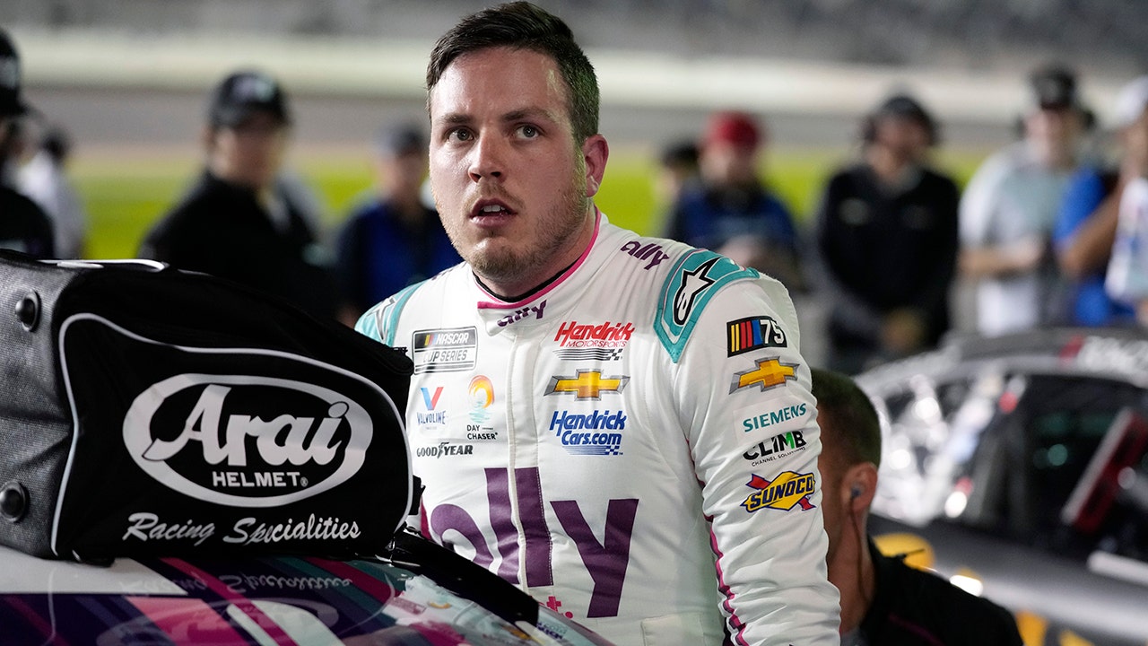 Alex Bowman captures Daytona 500 pole; sixth straight time starting in front row