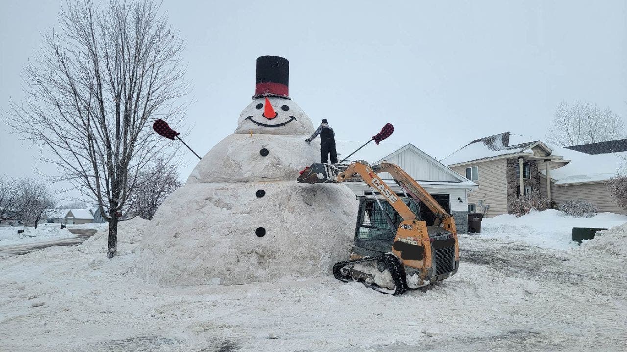 Minnesota family's giant 30-foot snowman brings community together: 'People love him as much as we do'