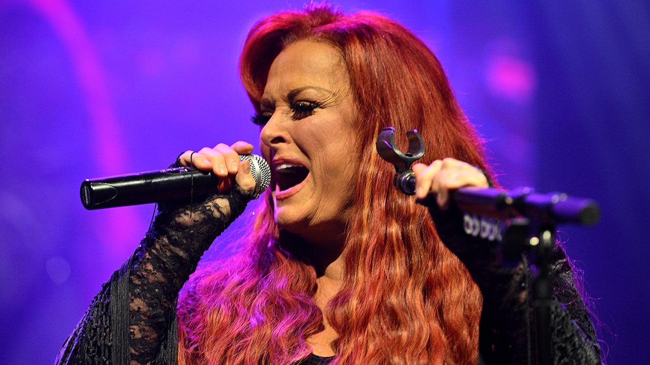 Wynonna Judd gives health update after nearly passing out on stage