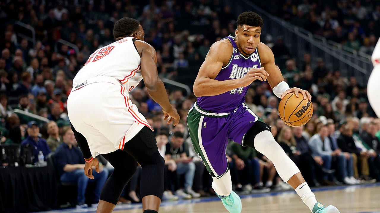 Bucks win NBA-best 13th straight game despite Giannis Antetokounmpo's early exit due to knee injury
