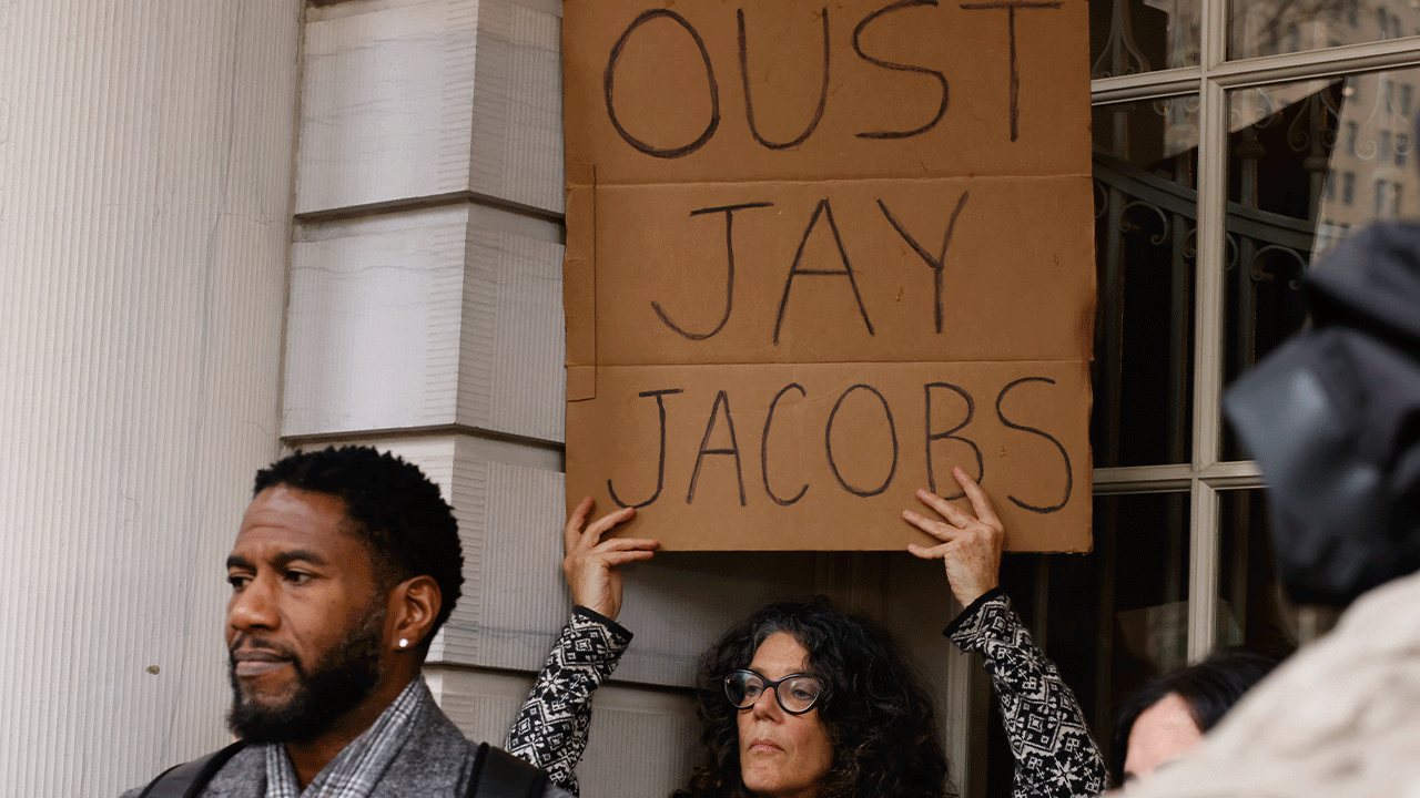 Anggota Partai Demokrat memprotes Jay Jacobs, ketua Komite Demokrat Negara Bagian New York, 3 Januari 2022, di luar balai kota New York.