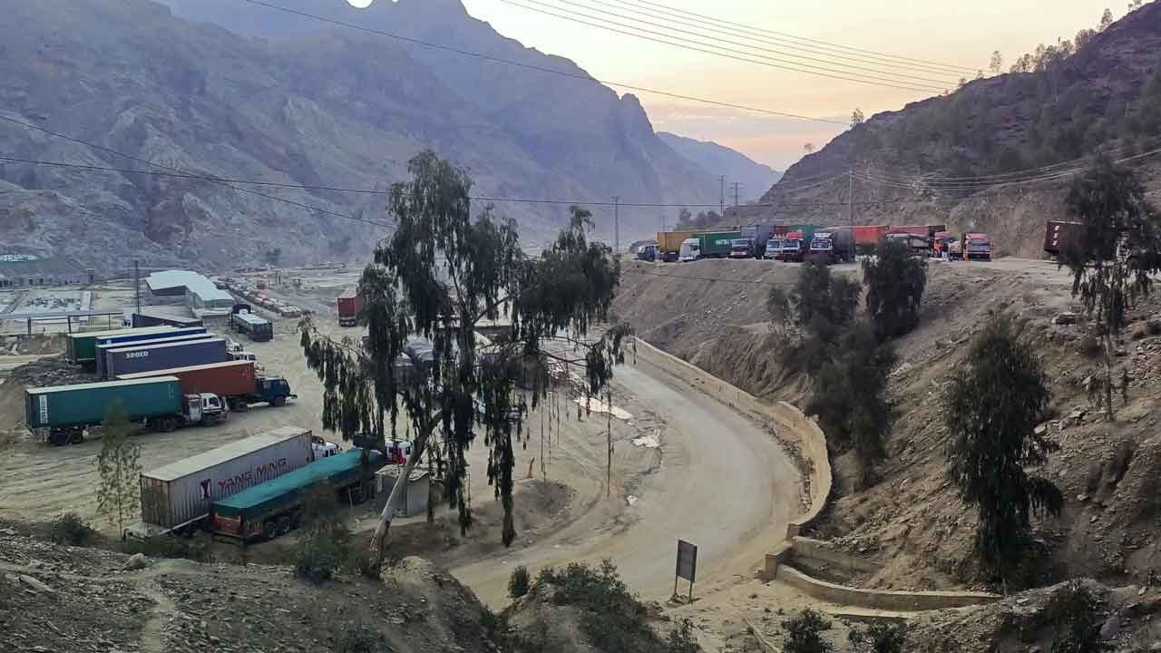 After a brief reopening, Pakistan-Afghan border crossing is once again closed