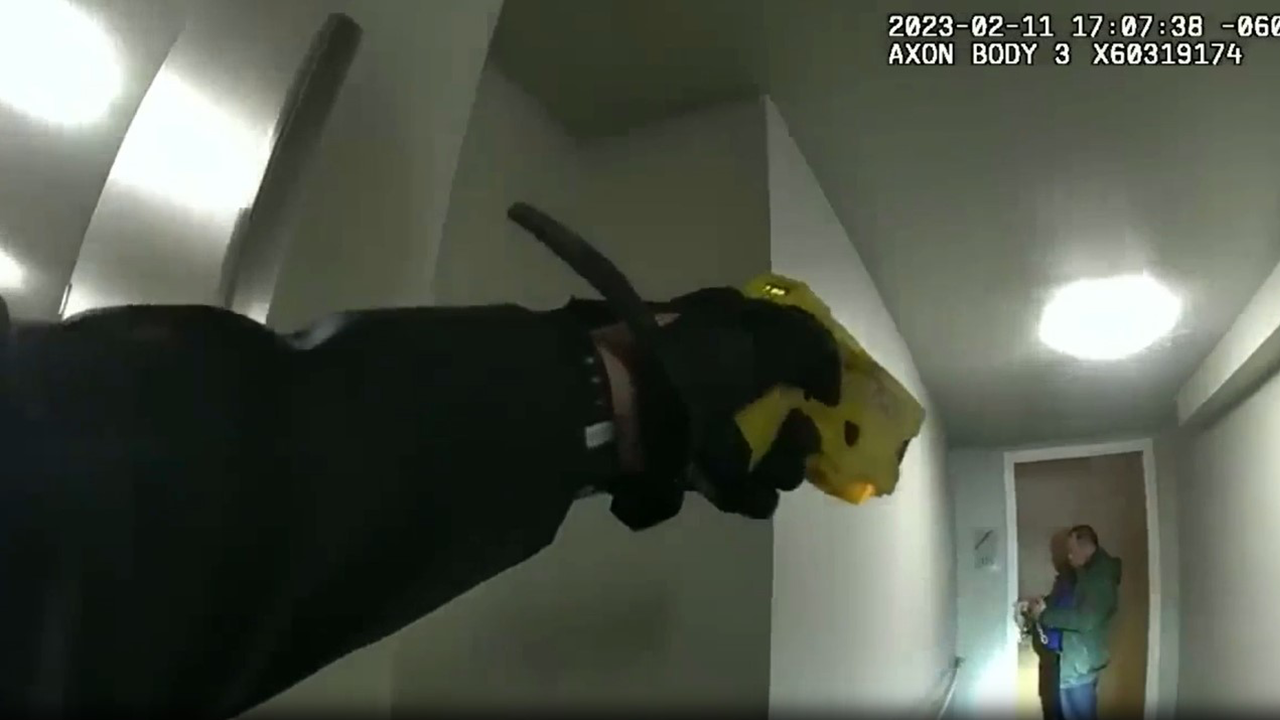 News :Minnesota police bodycam footage shows moment knife-wielding man was shot: video