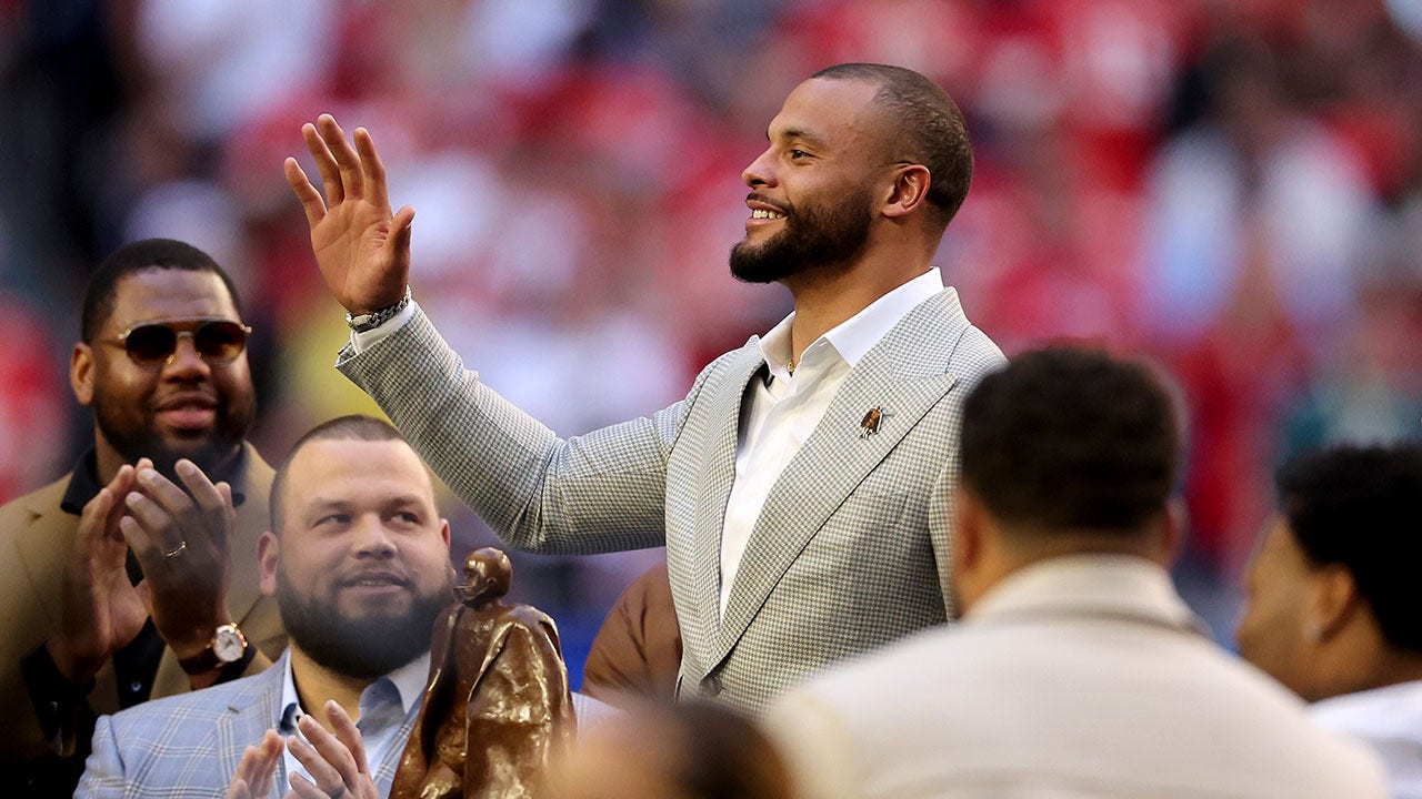 Dak Prescott Honors Former Teammate With Pregame Outfit