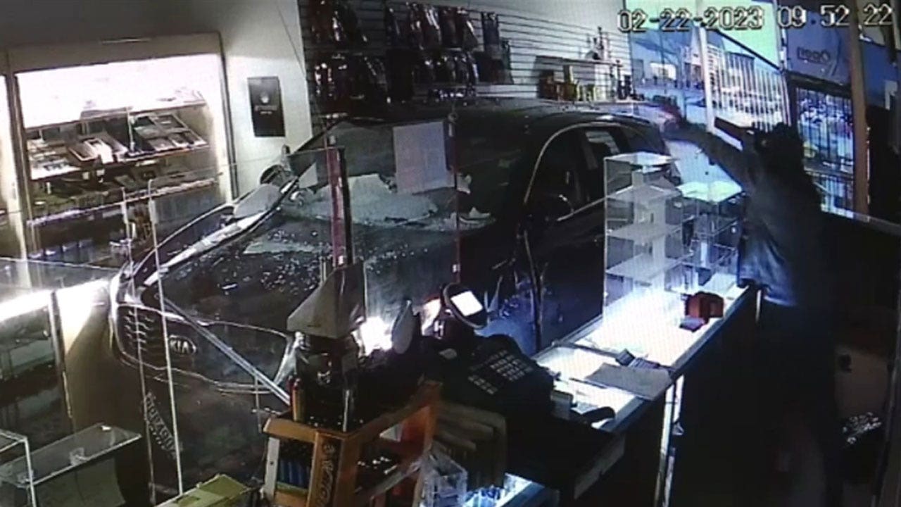 News :Video shows suspect crash stolen Kia into Washington store for smash-and-grab theft