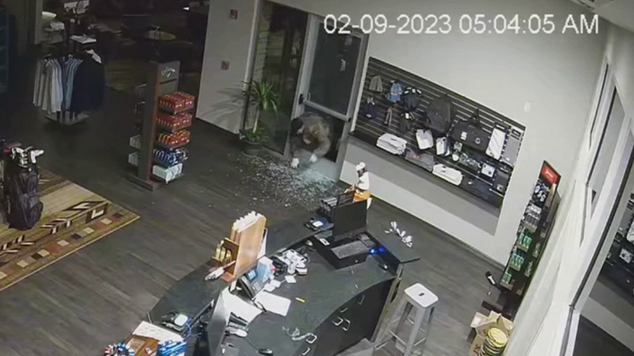 Texas burglars crawl through glass door, steal cash registers from golf
