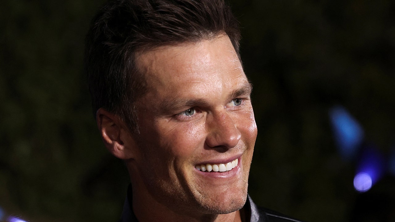 Tom Brady posts sultry underwear pic days after walking away from