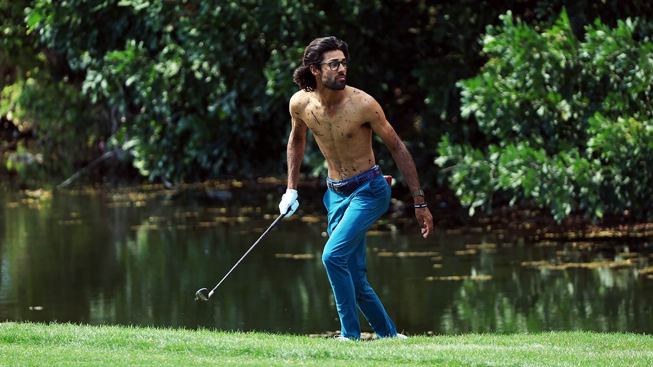 Golfer Akshay Bhatia strips down on two shots while in mud at Honda Classic