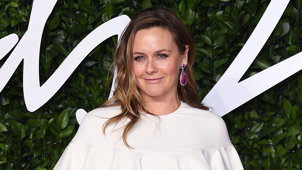 ‘Clueless’ star Alicia Silverstone says she didn’t ‘feel comfortable’ with fame: ‘It was very complicated’