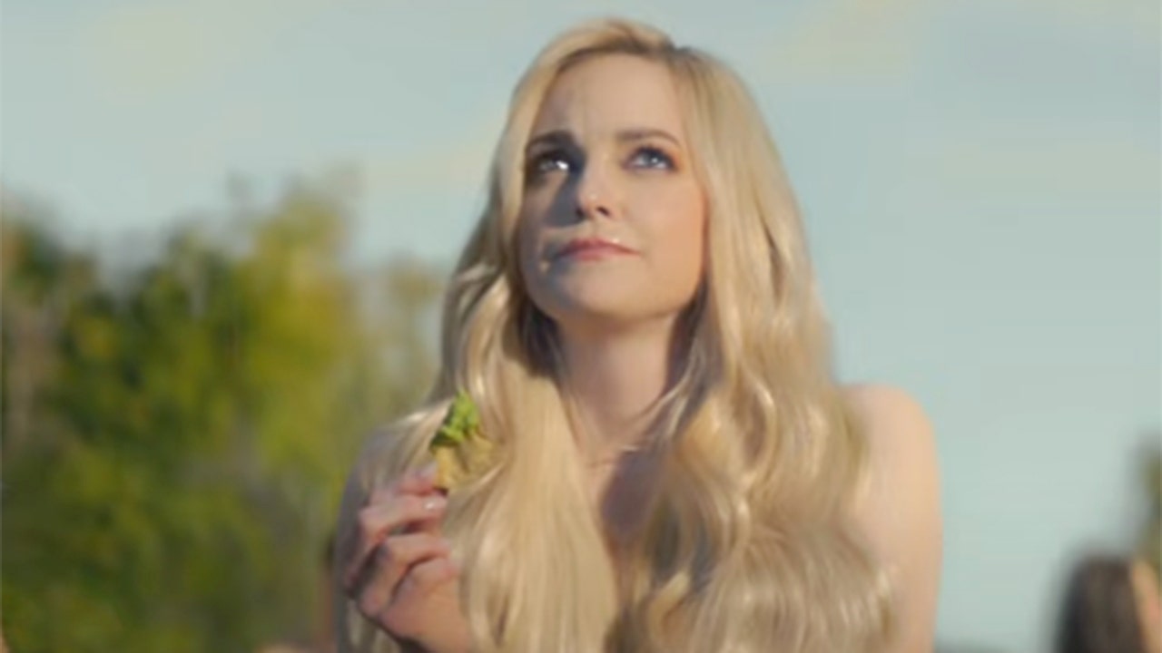 Anna Faris 46 Strips Down For Super Bowl Ad Calls The Experience 