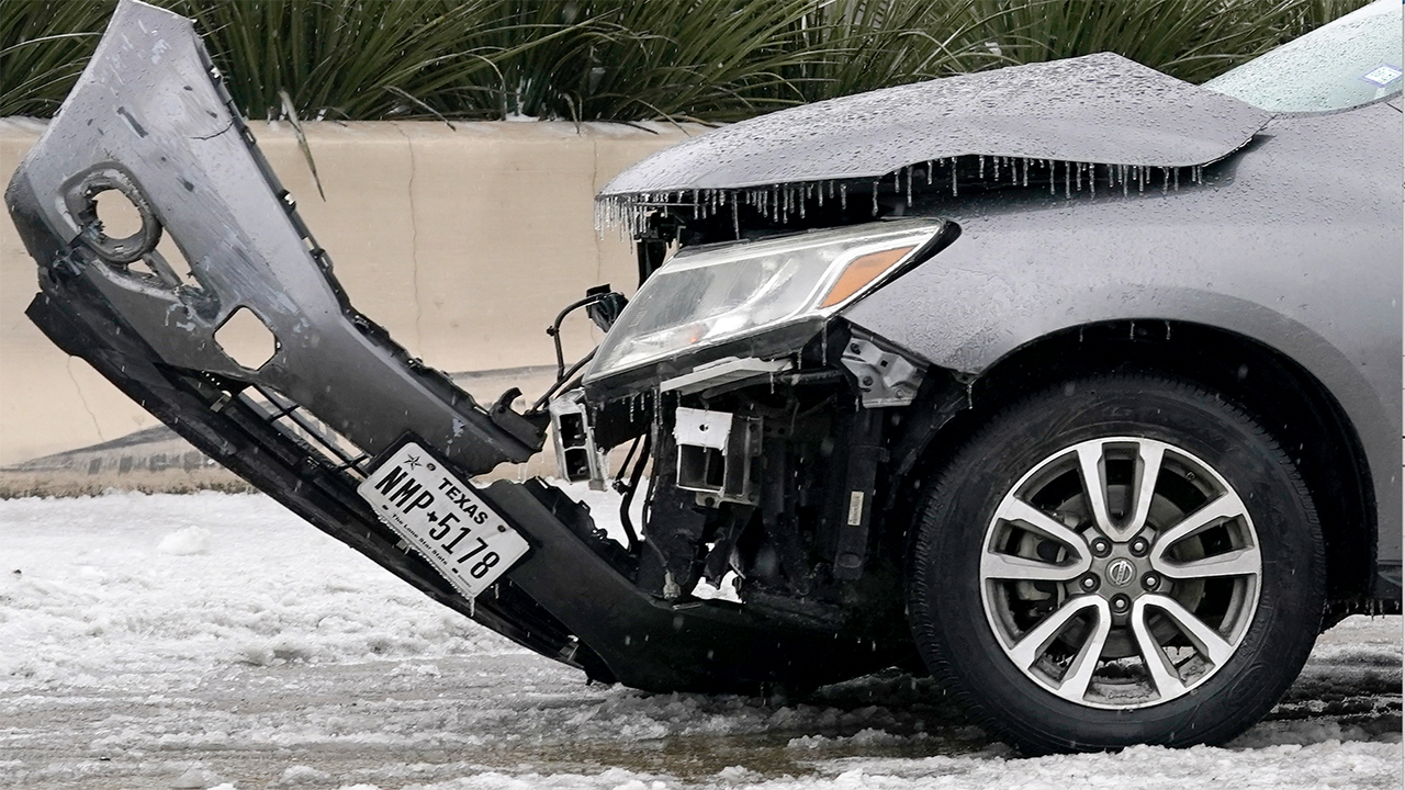 News :Texas winter storm: Freezing rain and icy conditions bring down trees, power lines