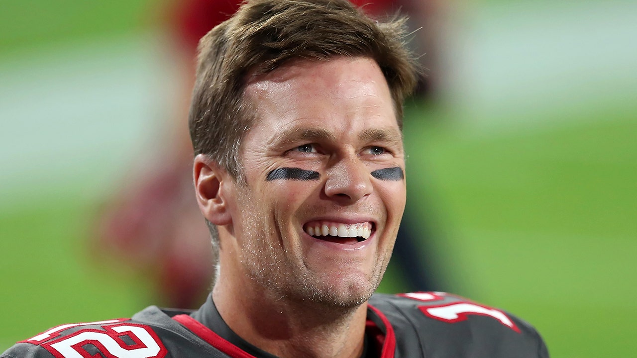 Tom Brady opens himself up to razzing from former NFL colleagues over underwear selfie | wordtoweranswers.com