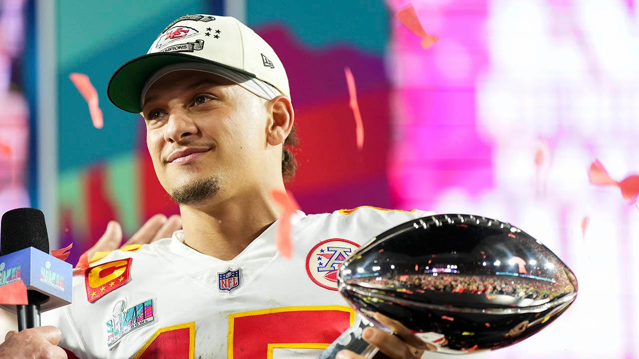 Patrick Mahomes reacts to injured Navy veteran Chiefs fan, gifted with Super  Bowl tickets