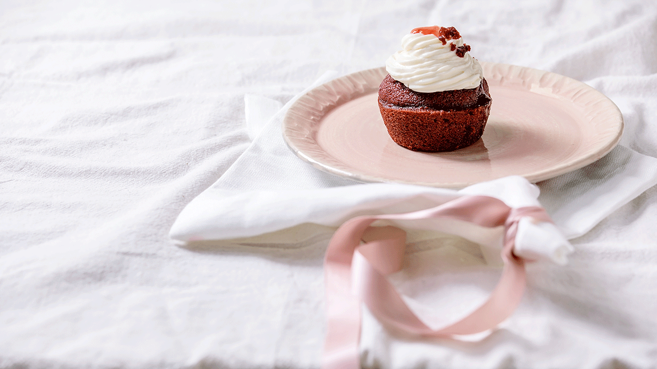 Cupcake de terciopelo rojo en un plato