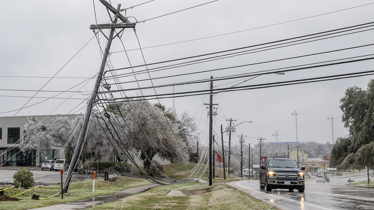 Texas winter storm knocks out power for at least 350,000