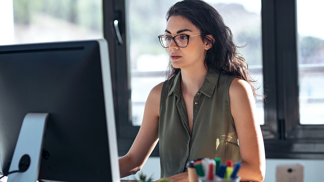 femme travaillant sur ordinateur