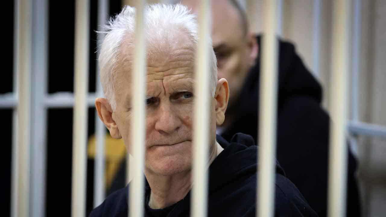 Un ganador del Premio Nobel de la Paz de Bielorrusia ha sido condenado a 10 años de prisión por financiar protestas antigubernamentales