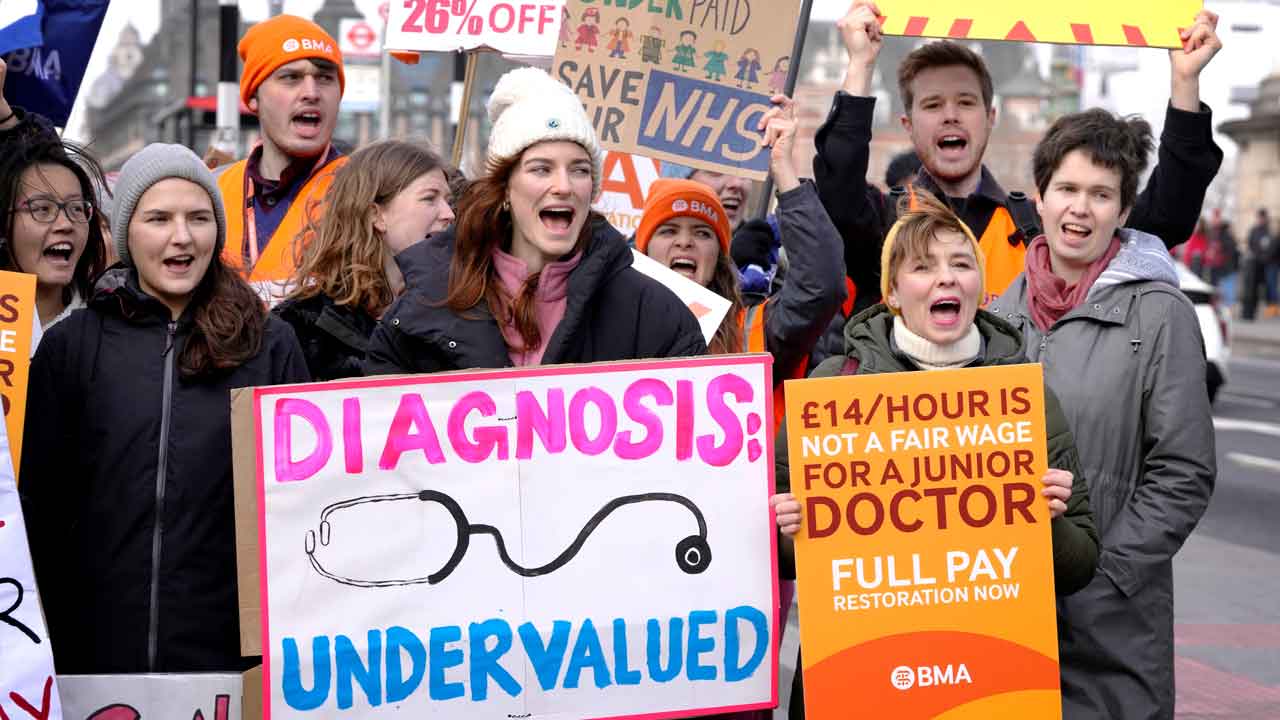 Miles de médicos jóvenes hacen huelga en Inglaterra para exigir mejores salarios
