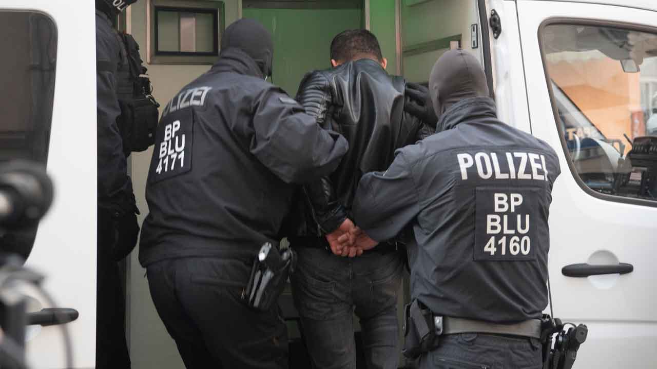 German police conduct raid against group of suspected human smugglers
