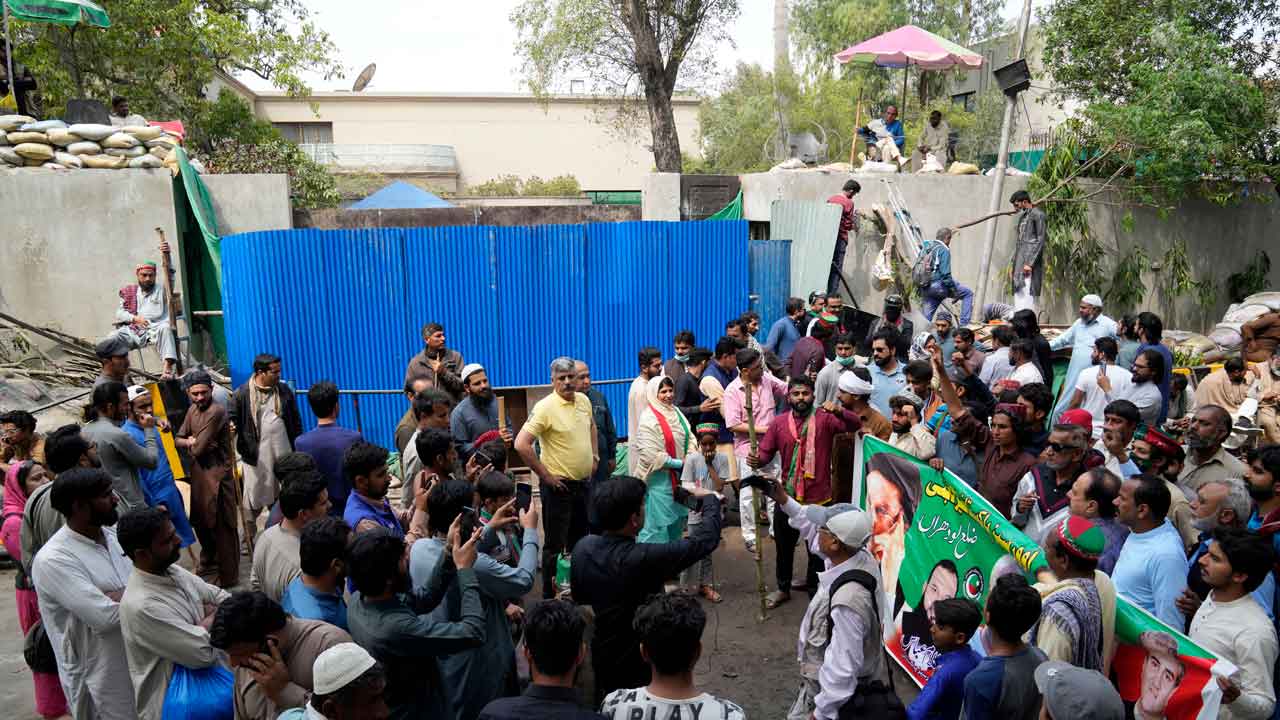 Paksitani police arrest more supporters of Imran Kahn