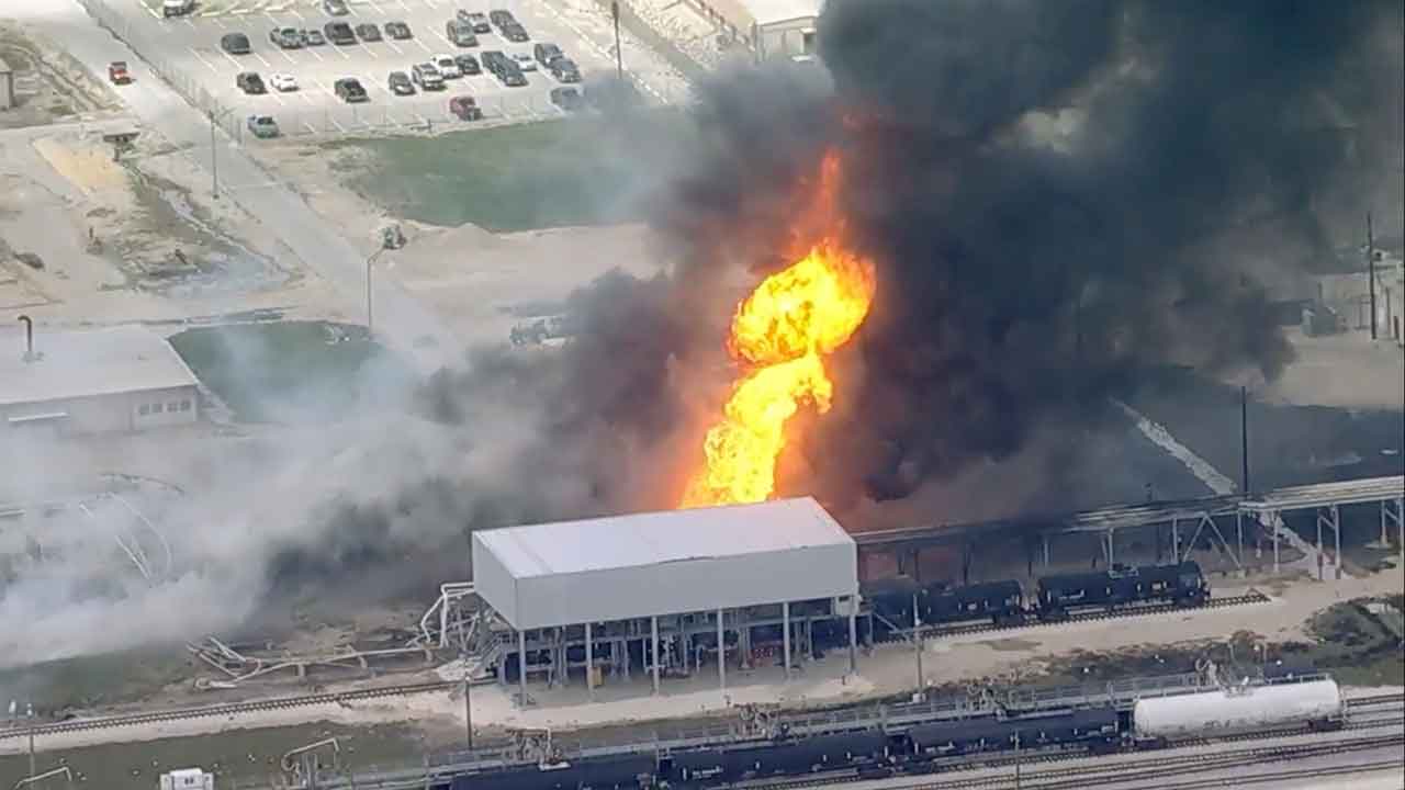 News :Explosion erupts at Texas chemical plant in suburban Houston, one person injured