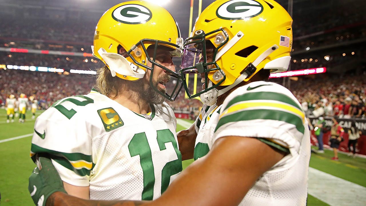 Aaron Rodgers’ teammate defends Packers players amid critical tweet about recruiting star quarterback