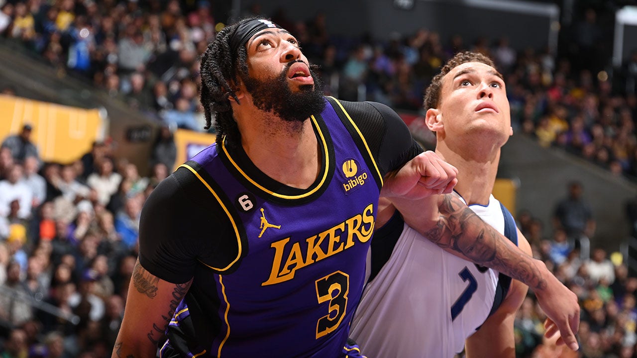 Anthony Davis takes blame for Lakers' meltdown in buzzer-beater loss to Mavs: 'The last play was my fault'