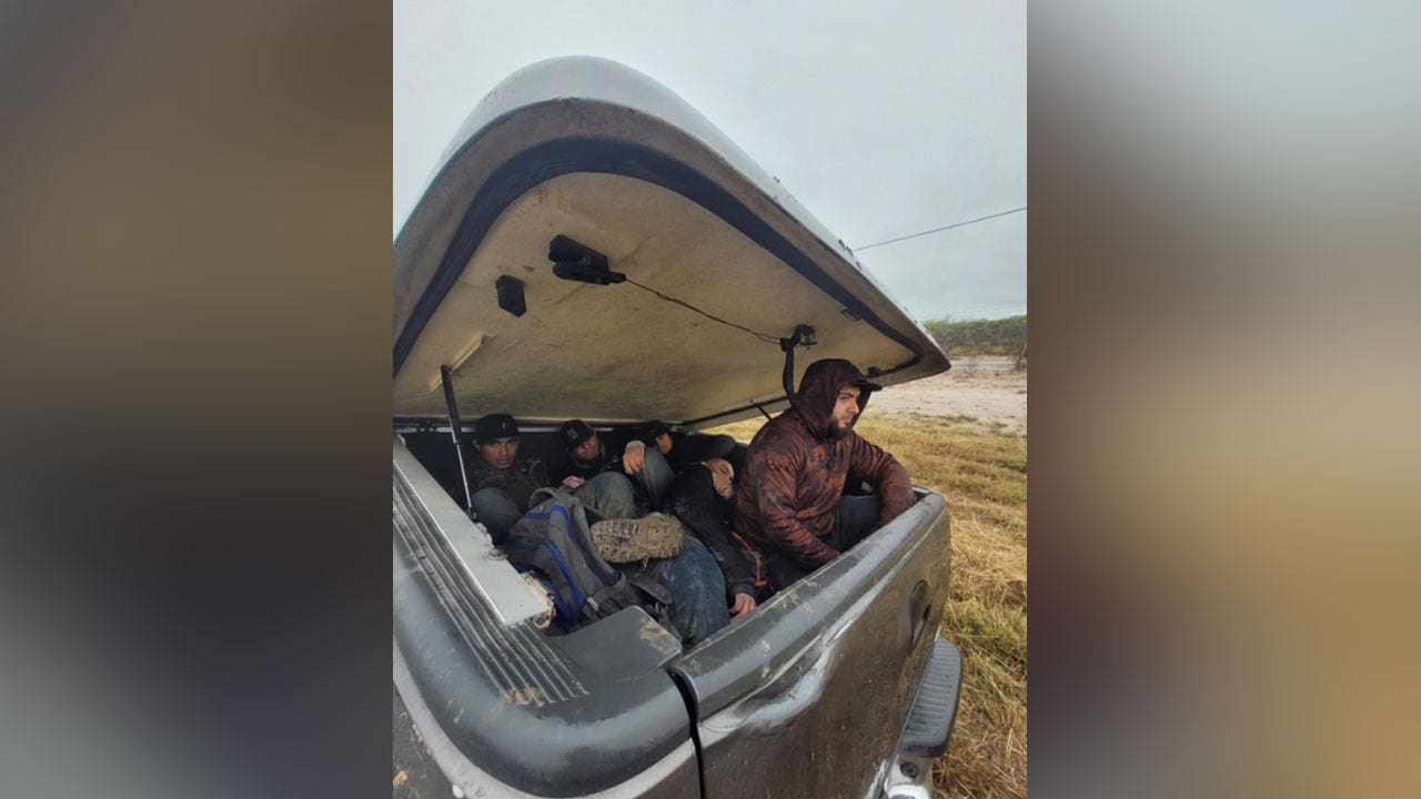 News :Texas troopers arrest Oklahoma man for human smuggling after his truck gets stuck in mud: video