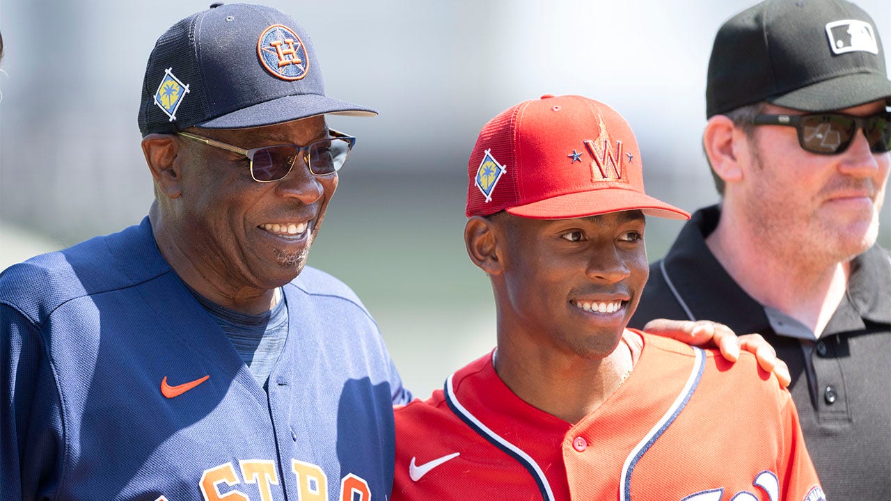 Dusty Baker surprised as son, Darren, delivers lineup card for