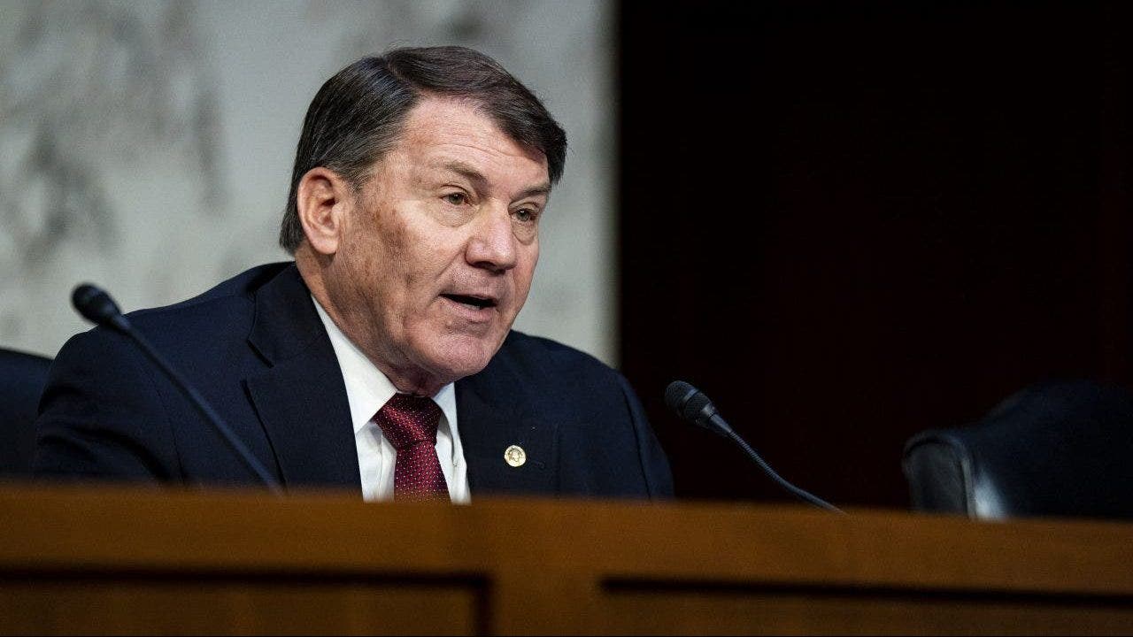 Here's what GOP Sen. Mike Rounds told Musk, Zuckerberg, other experts at closed-door Senate AI Forum