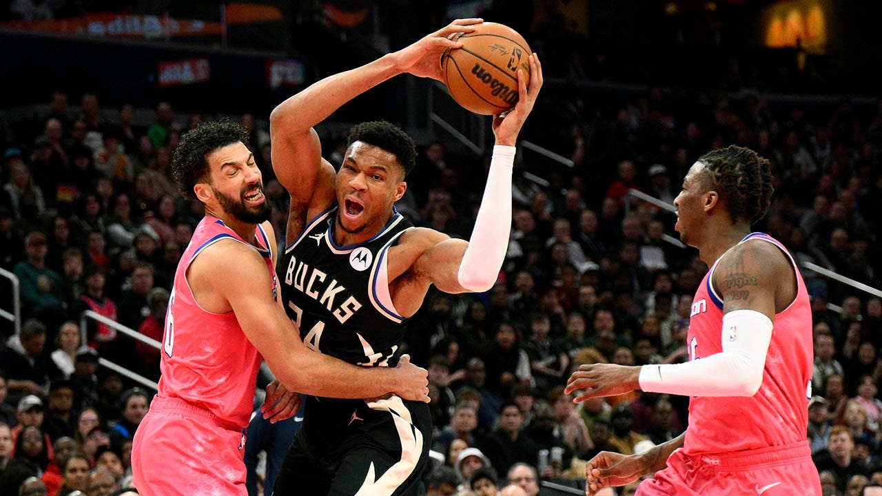 Giannis Antetokounmpo des Bucks rate intentionnellement un tir pour saisir un rebond supplémentaire pour un triple-double