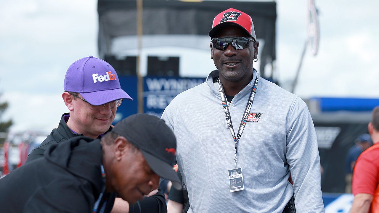 Denny Hamlin pokes fun at Michael Jordan's stock car simulator experience