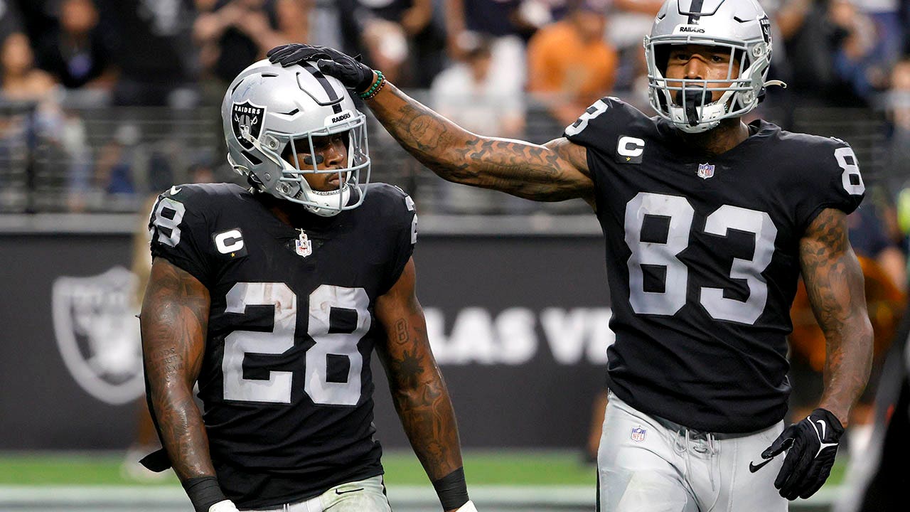 Raiders' Josh Jacobs appears frustrated after team reportedly trades star tight end: 'S–ts sad'