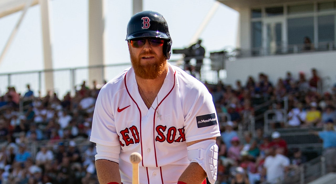 Red Sox's Justin Turner hit in face during spring training