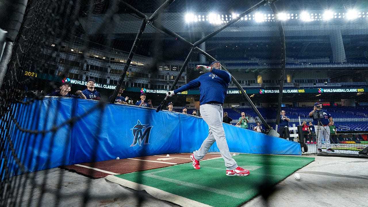 Team USA players watch in awe as MLB-great Ken Griffey Jr. takes batting  practice at World Baseball Classic