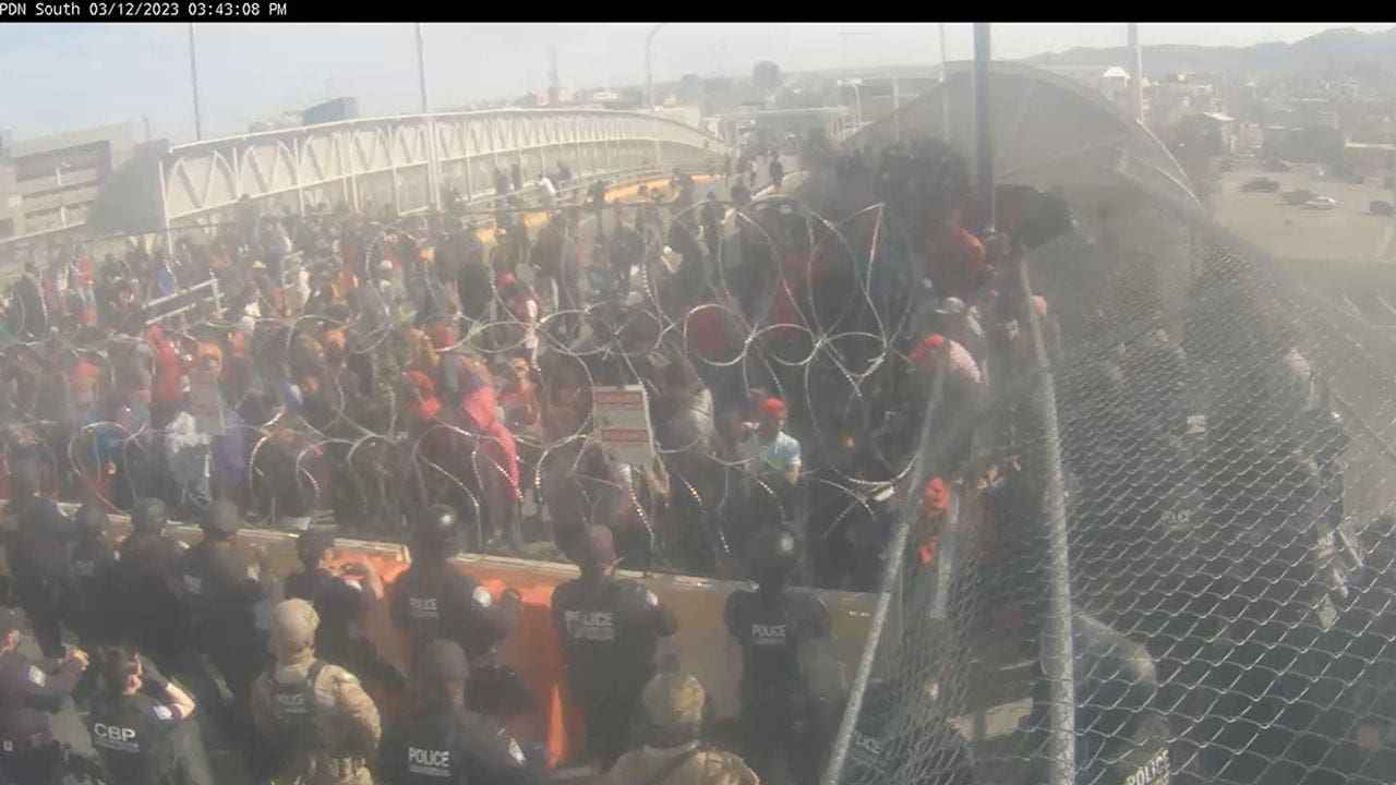 Border crisis: over 1000 migrants rush bridge linking Mexico to U.S. in El Paso, Texas: video