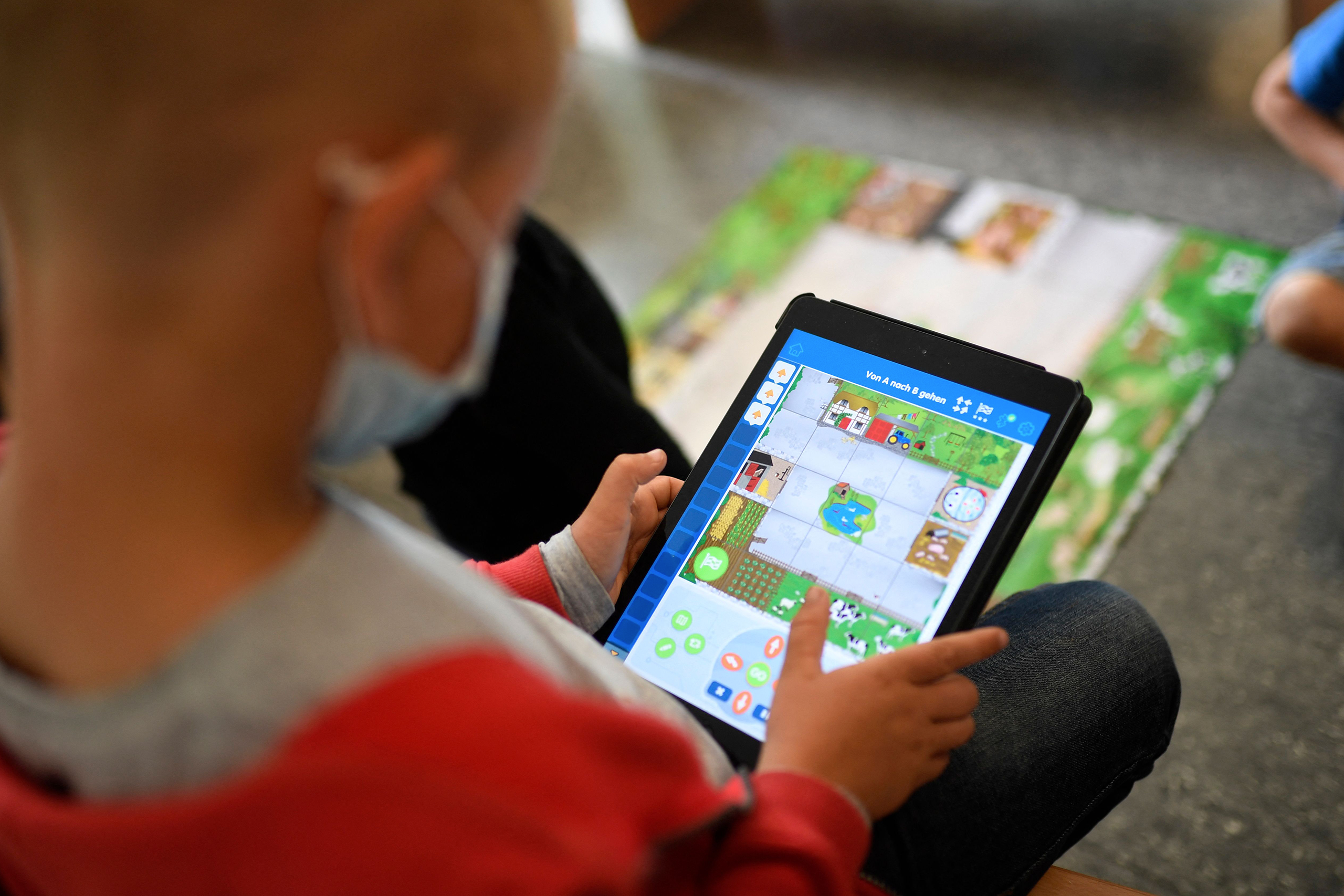 New nationwide program utilizing AI in schools, will turn kids into 'robots' warn critics - Vimarsana News