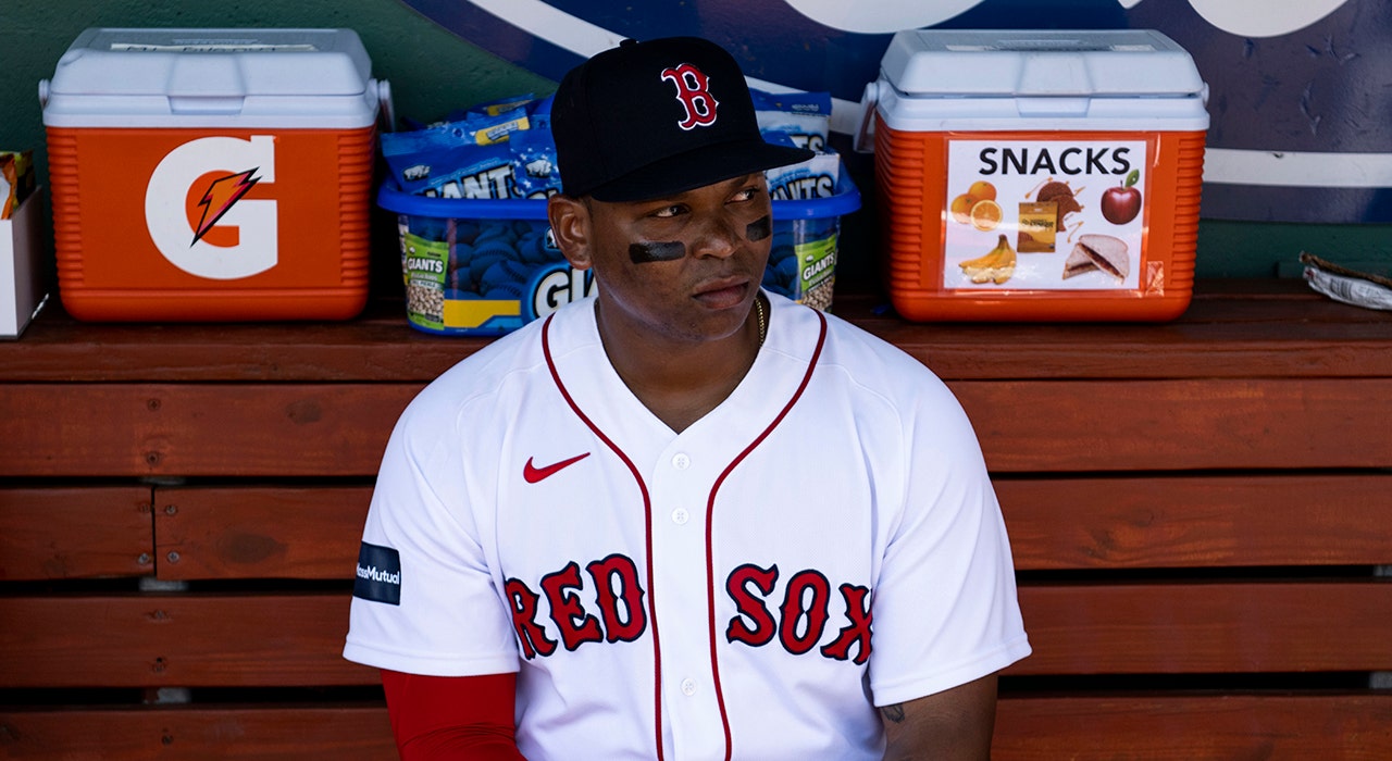 Photo of Red Sox’s Rafael Devers becomes first hitter in regular season to fall victim to MLB new pitch clock rules