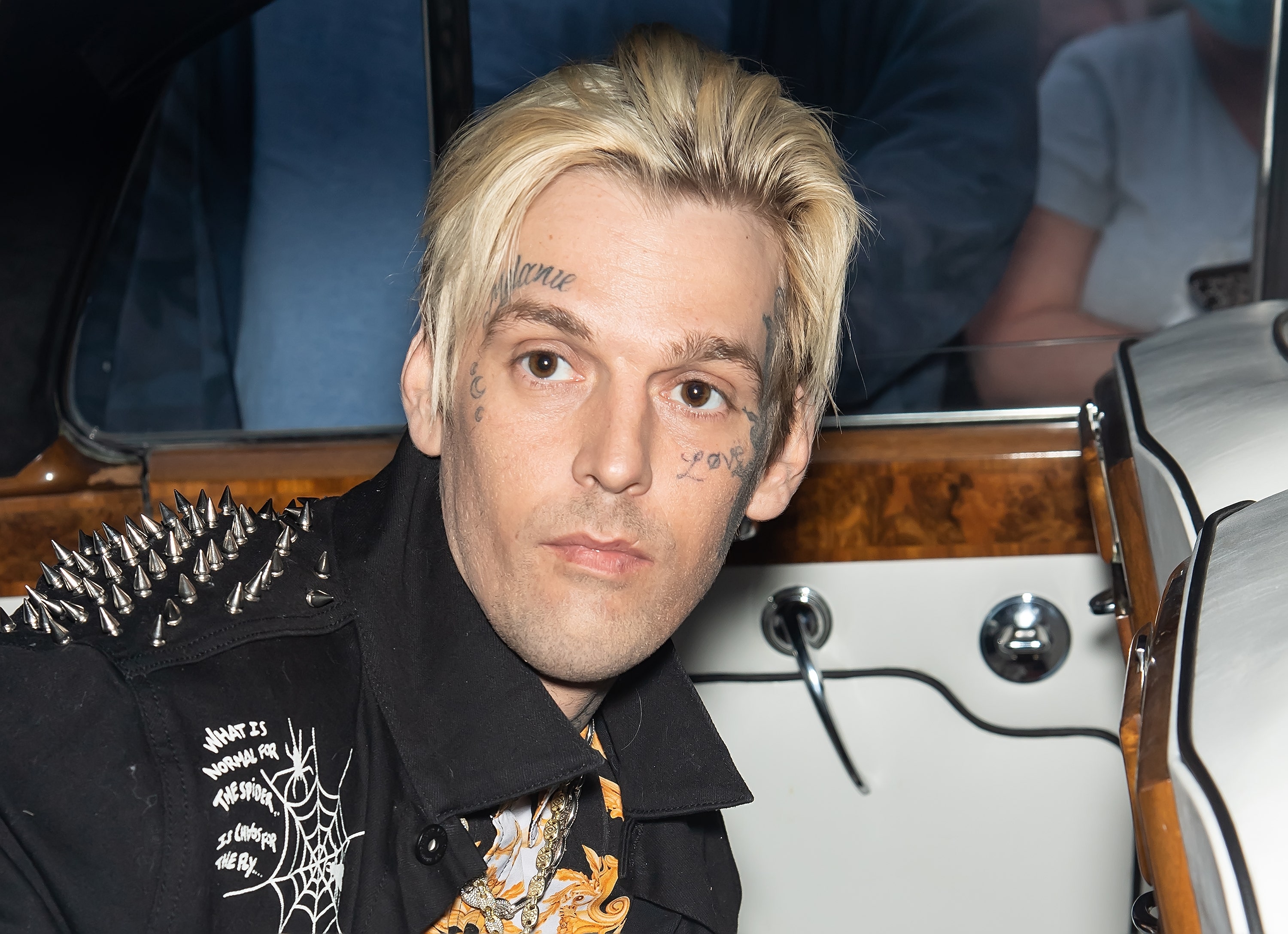 Aaron Carter S Mom Demands Police Investigation Shares Disturbing Photos From His Death Scene