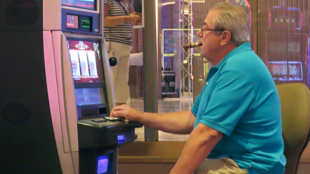 In New Jersey, cancer-stricken casino dealers push for Atlantic City smoking ban