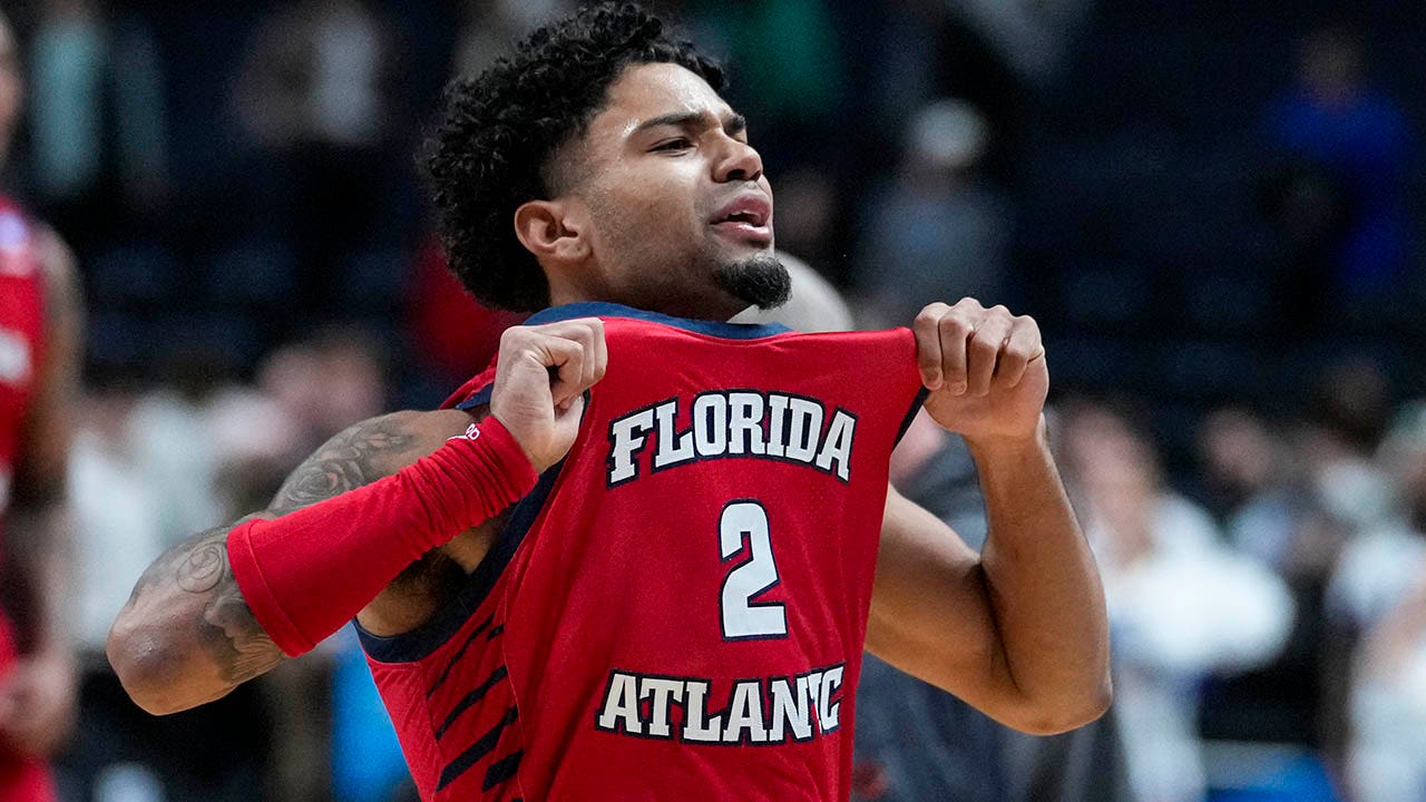 Florida Atlantic drills bucket with 2.5 seconds left to advance in March Madness over Memphis