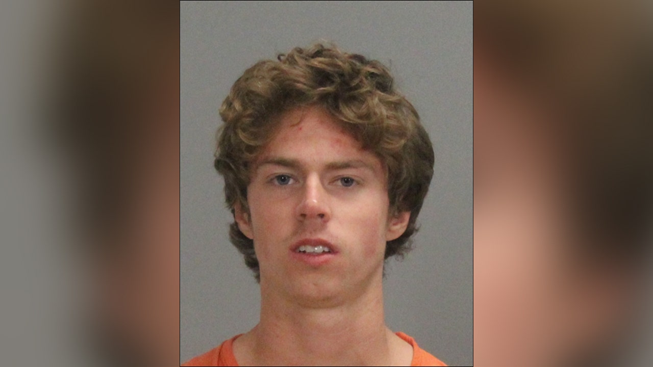 Watch Texas A&M’s cross country runner, 19, arrested after streaking during Aggies’ baseball game – Latest Baseball News