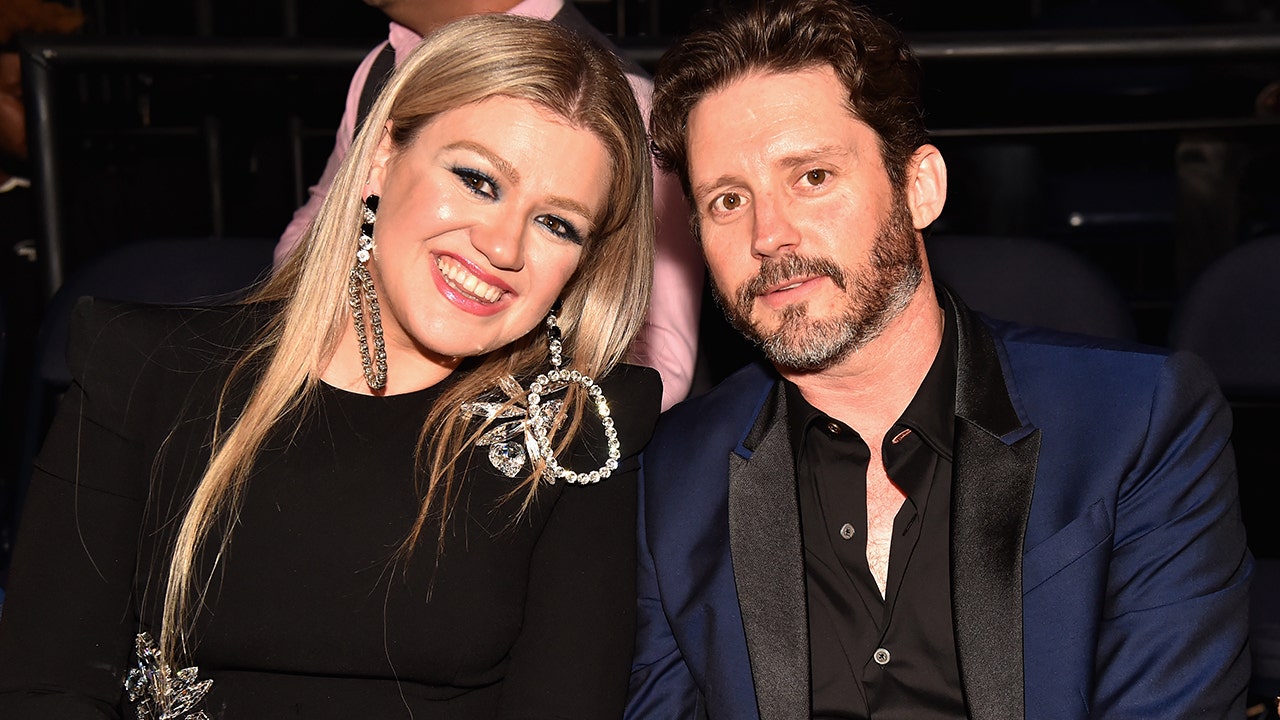 Kelly Clarkson says divorce 'rips you apart' when marriage 'doesn’t work' after 'years' of trying