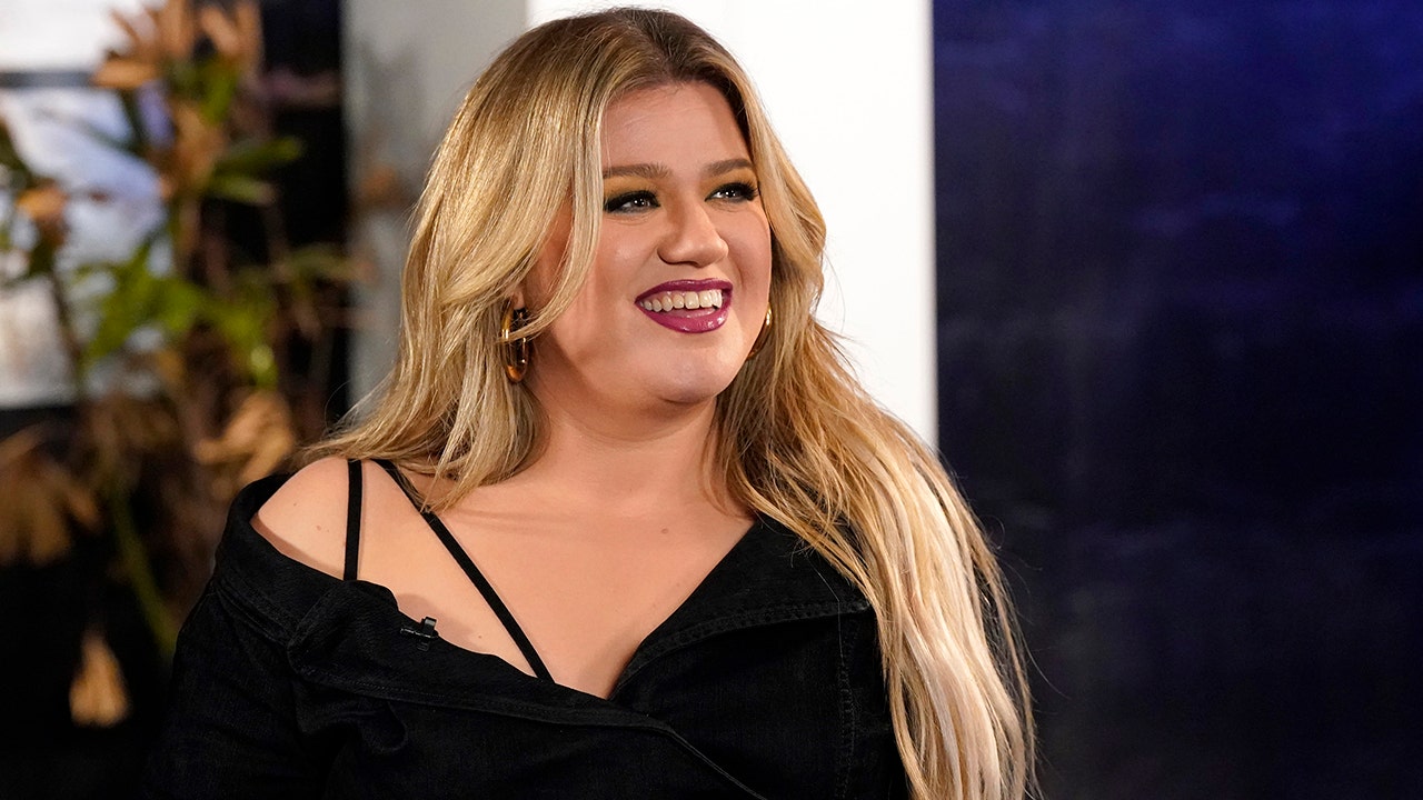 Kelly Clarkson’s kids tell her they 'wish mommy and daddy were in the same house' after divorce: 'It kills me' - Fox News
