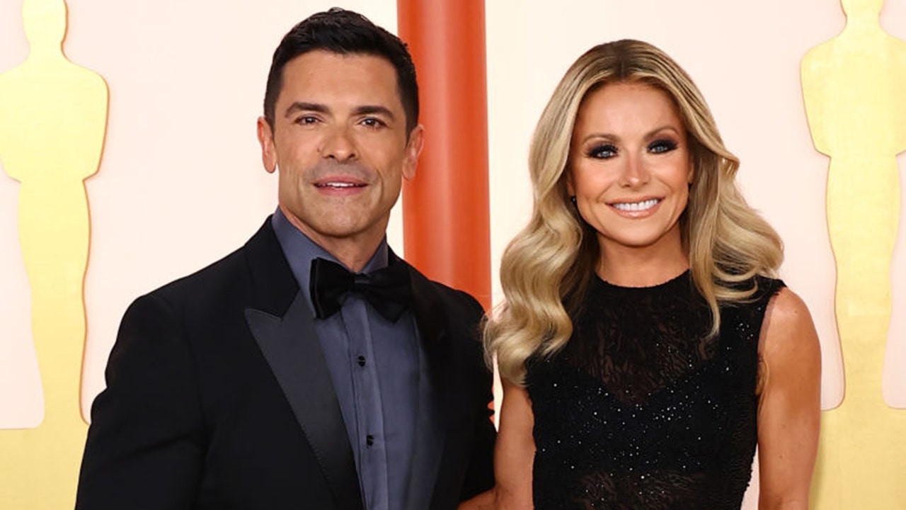 Kelly Ripa got candid on her intimate life with husband Mark Consuelos during the pandemic. (Arturo Holmes)