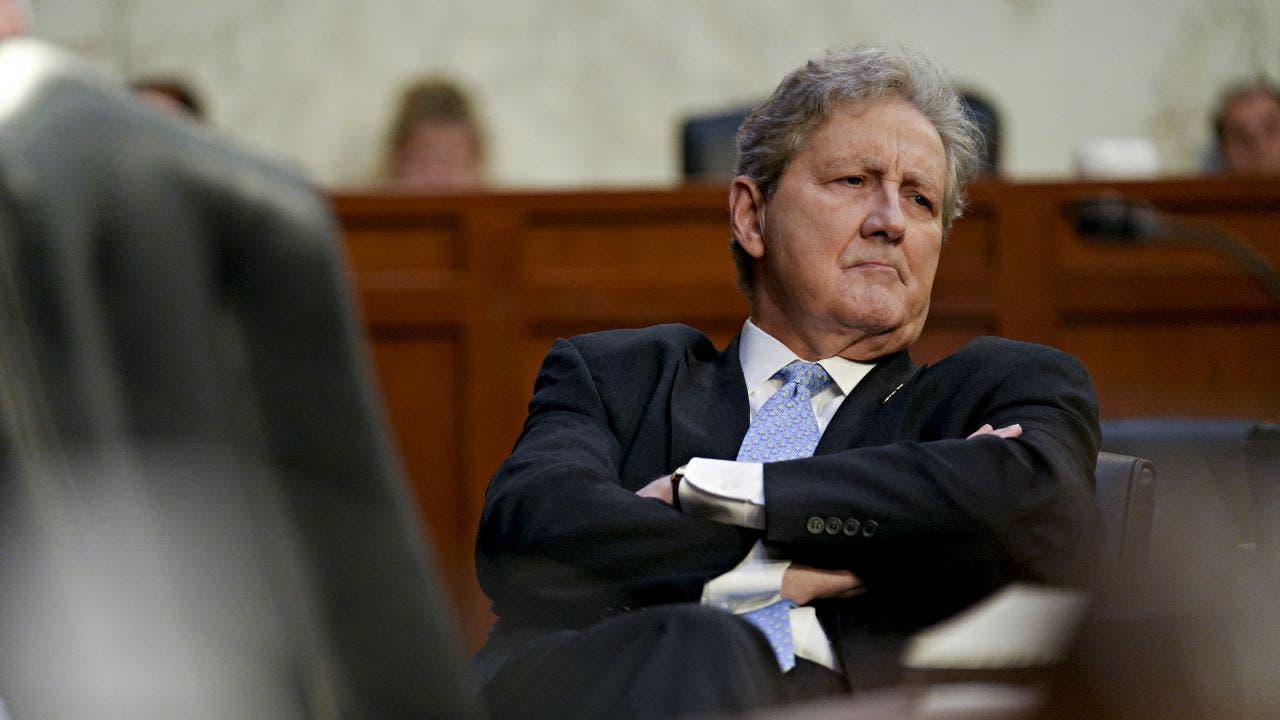 Senator John Kennedy lehnt sich im Stuhl zurück