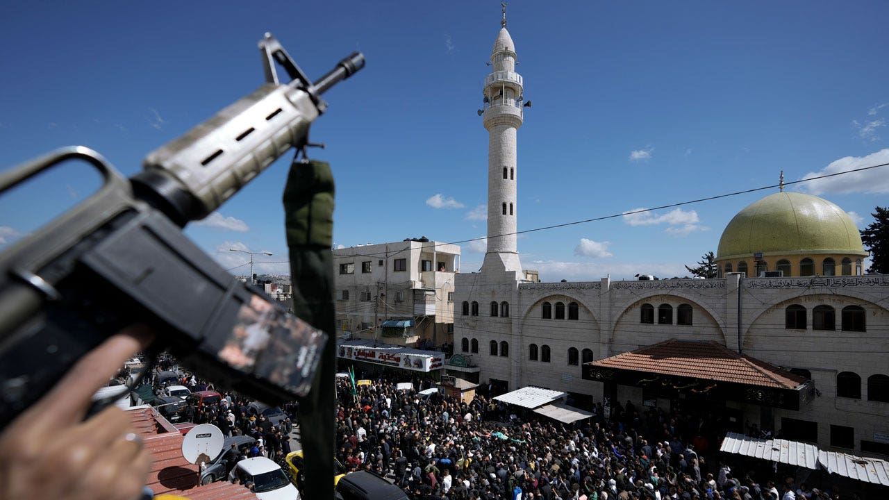 Las fuerzas de seguridad lanzan gases lacrimógenos para dispersar el funeral de un activista de Hamás en Cisjordania