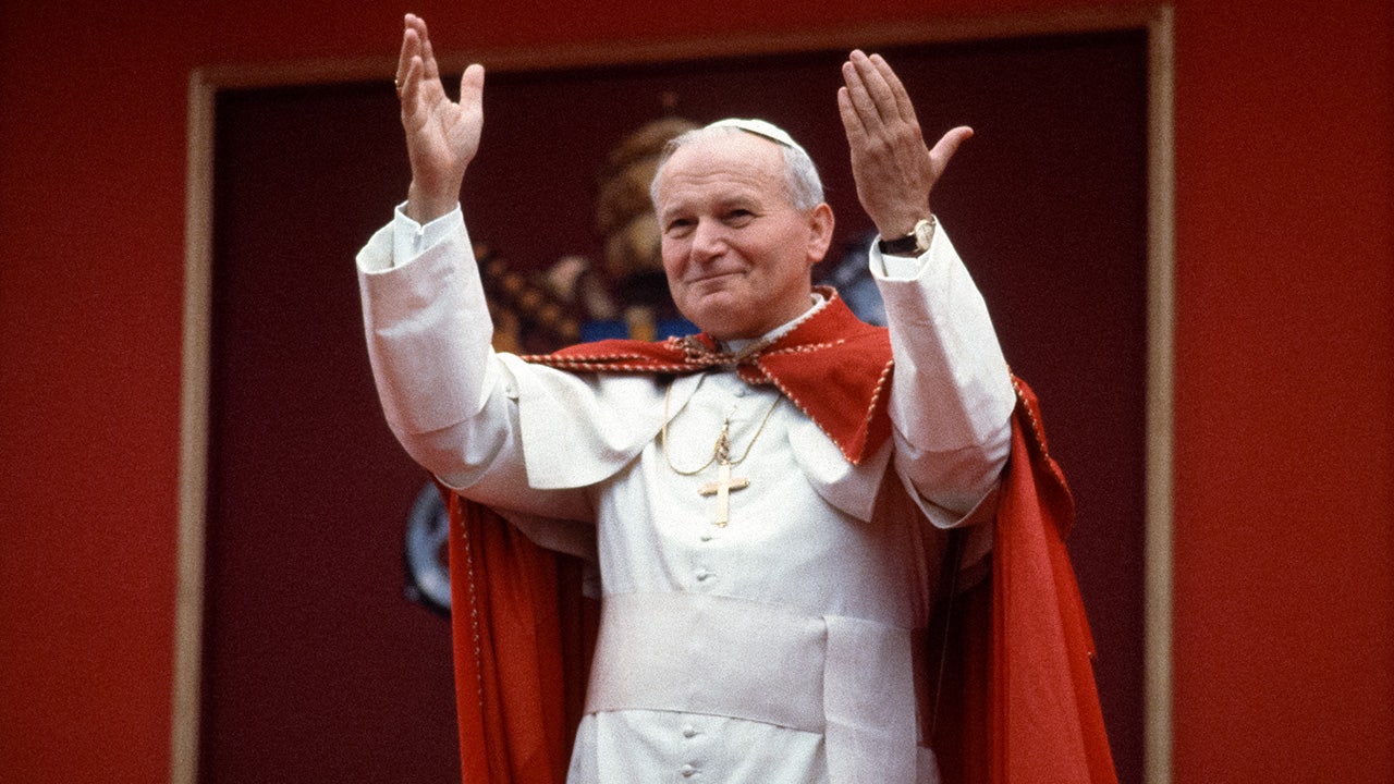 В этот исторический день, 2 апреля 2005 года, в возрасте 84 лет скончался Папа Римский Иоанн Павел II.