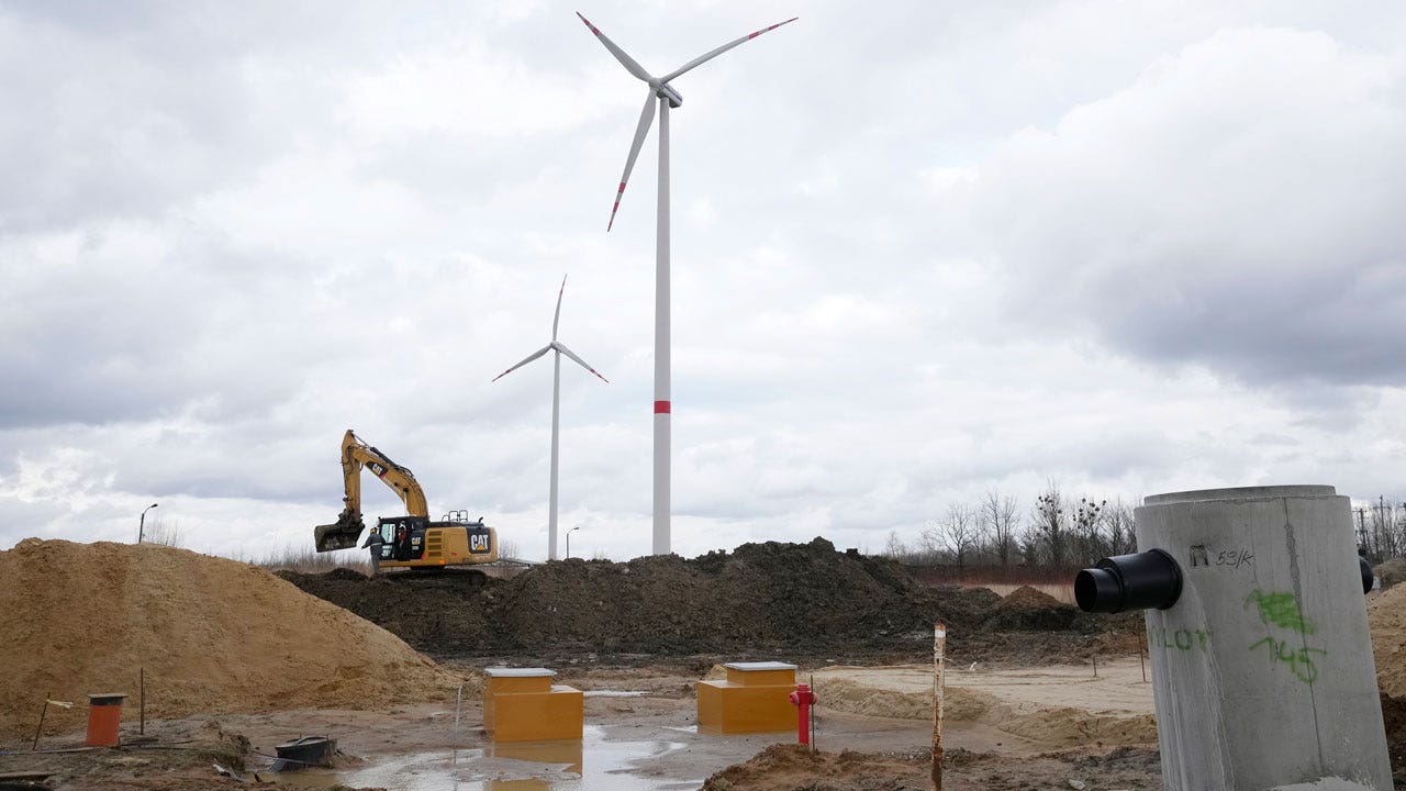 Poland lawmakers back EU-sought liberalized wind energy law